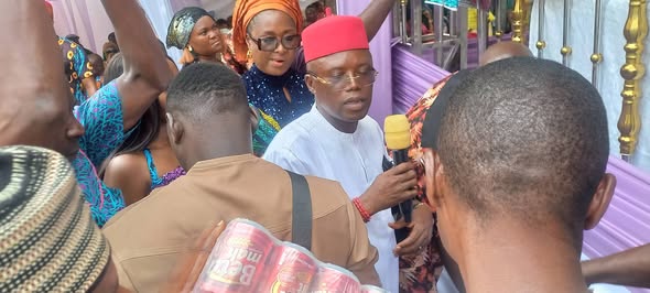 DR. AKABUIKE PAYS CONDOLENCE VISIT TO THE FAMILY OF LATE PROF. PIUS I. OKAFOR AT EKWULOBIA